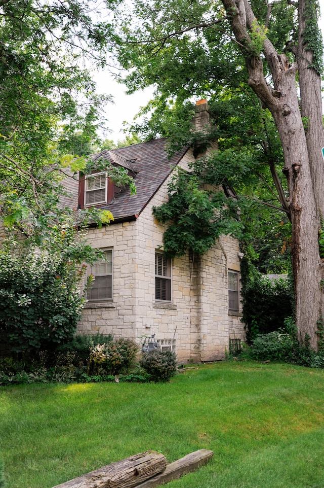 view of side of property featuring a lawn