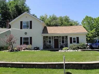 view of front facade featuring a front lawn