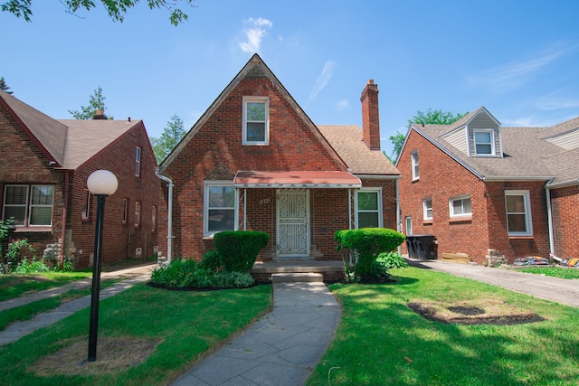 view of front of property featuring a front lawn