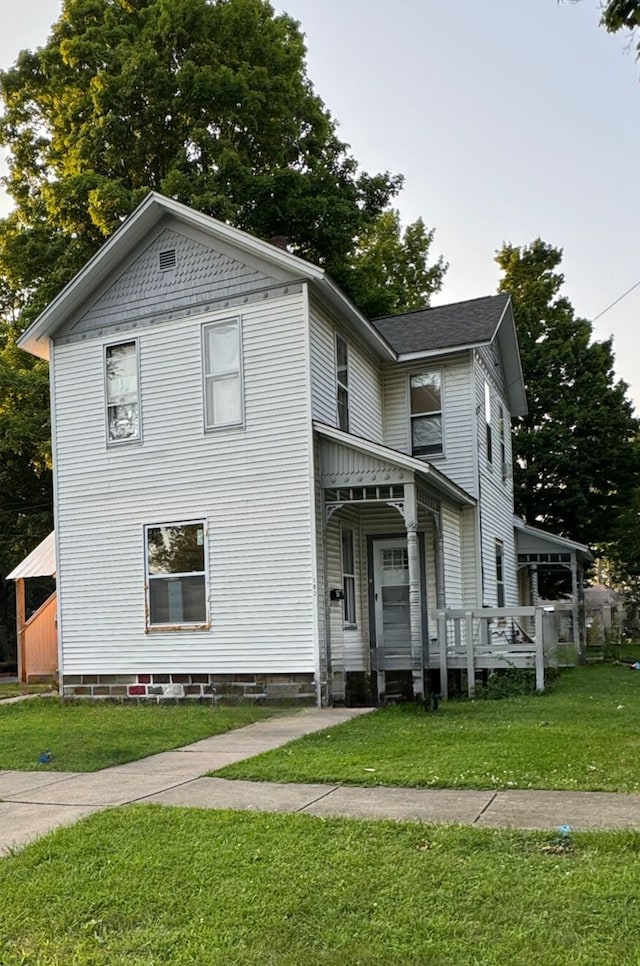 view of front facade with a front lawn