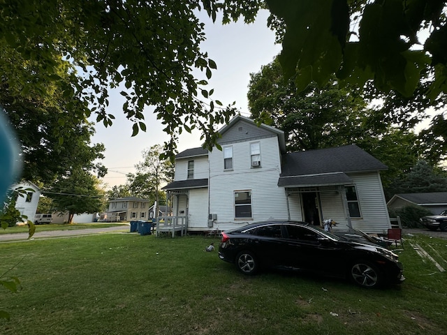 view of front facade featuring a front lawn