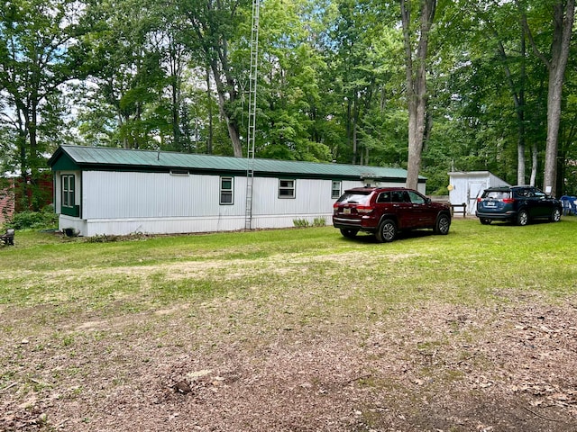 view of front of property with a front lawn