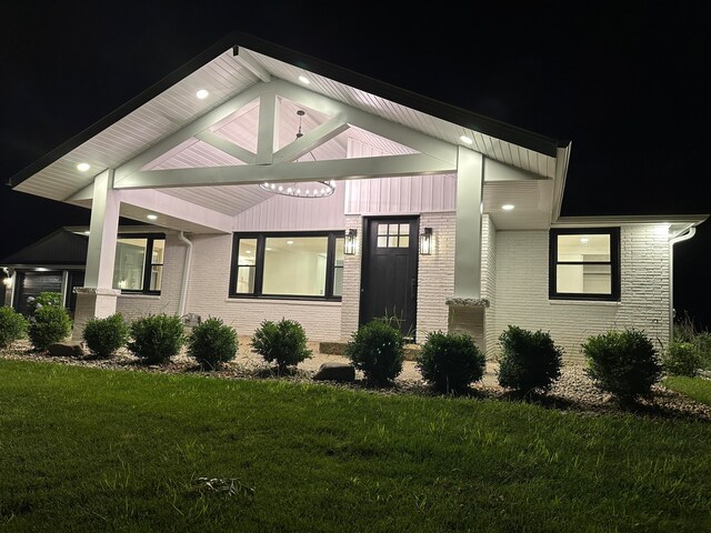 view of front of home featuring a yard