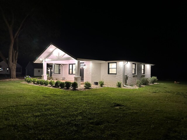 view of front facade featuring a lawn