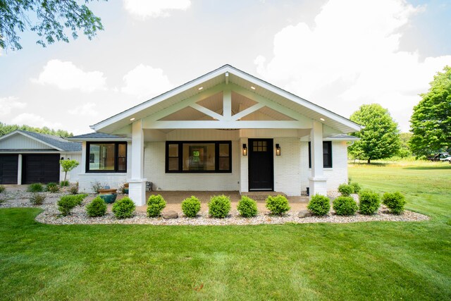 view of front of home featuring a front lawn