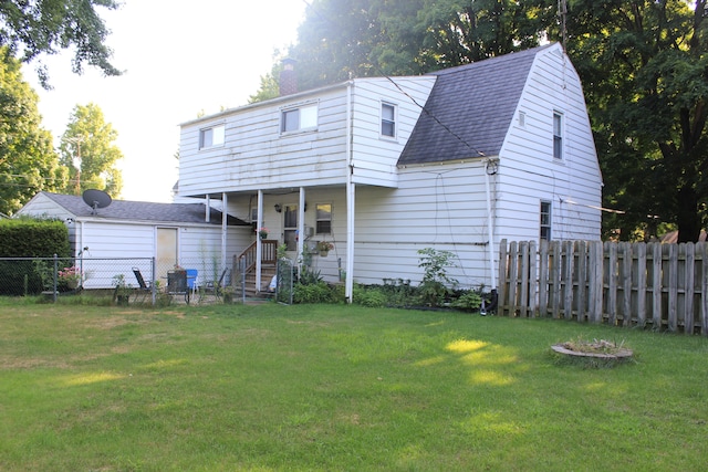 view of front of house featuring a front yard