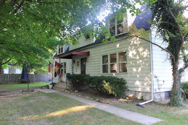 view of front of house featuring a front lawn