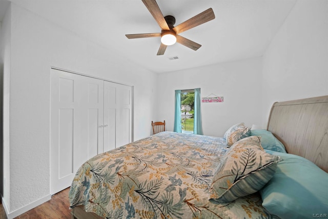 bedroom with hardwood / wood-style floors, a closet, and ceiling fan