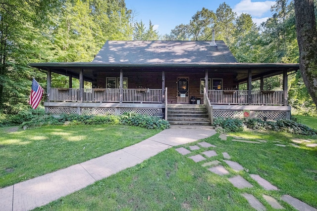 view of front of house with covered porch and a front lawn