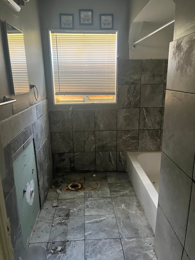 bathroom featuring tile walls