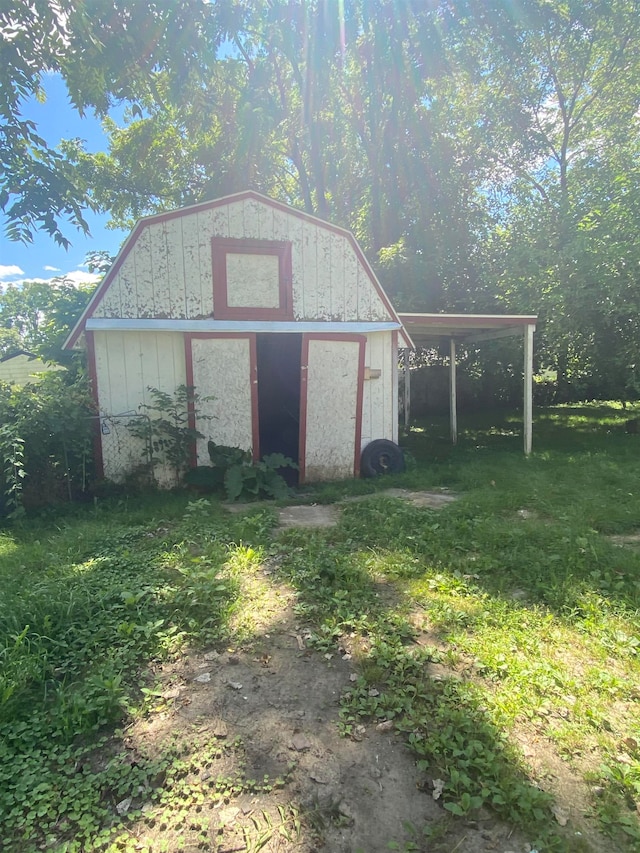 view of outdoor structure with a yard