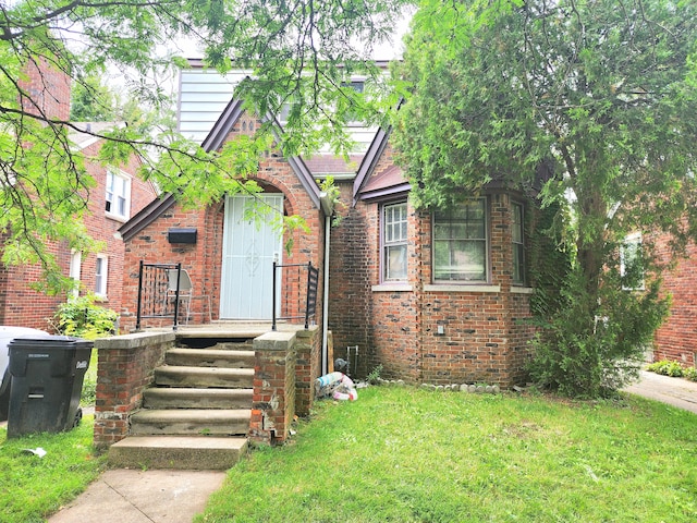 view of front of property with a front yard