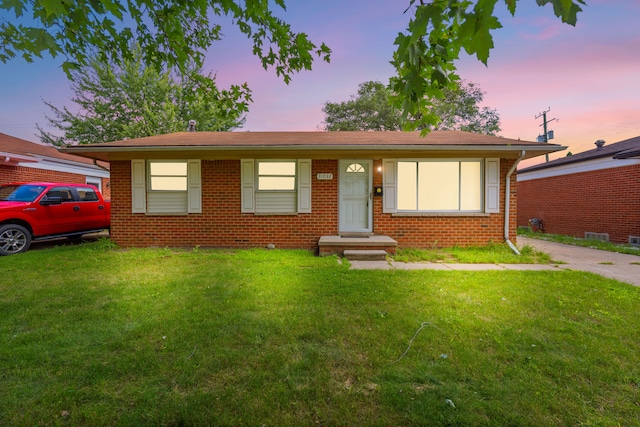 view of front facade featuring a lawn