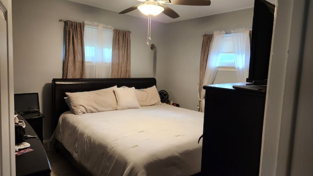 bedroom with ceiling fan