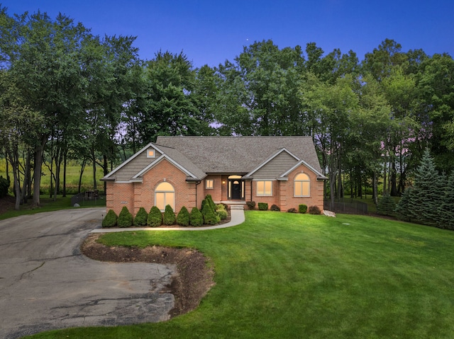 view of front of home featuring a front lawn