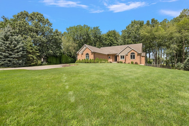 ranch-style home featuring a front lawn