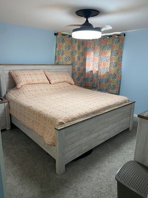 bedroom with carpet flooring and ceiling fan