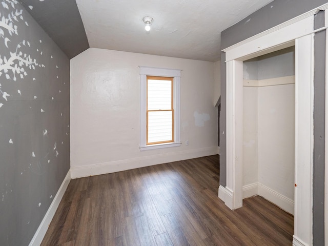 935 Osborne St, Kalamazoo, MI 49001 - unfurnished bedroom featuring wood finished floors, baseboards, vaulted ceiling, and a closet
