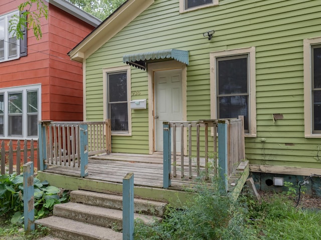 935 Osborne St, Kalamazoo, MI 49001 - property entrance featuring a deck