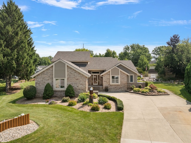 view of front of home featuring a front yard