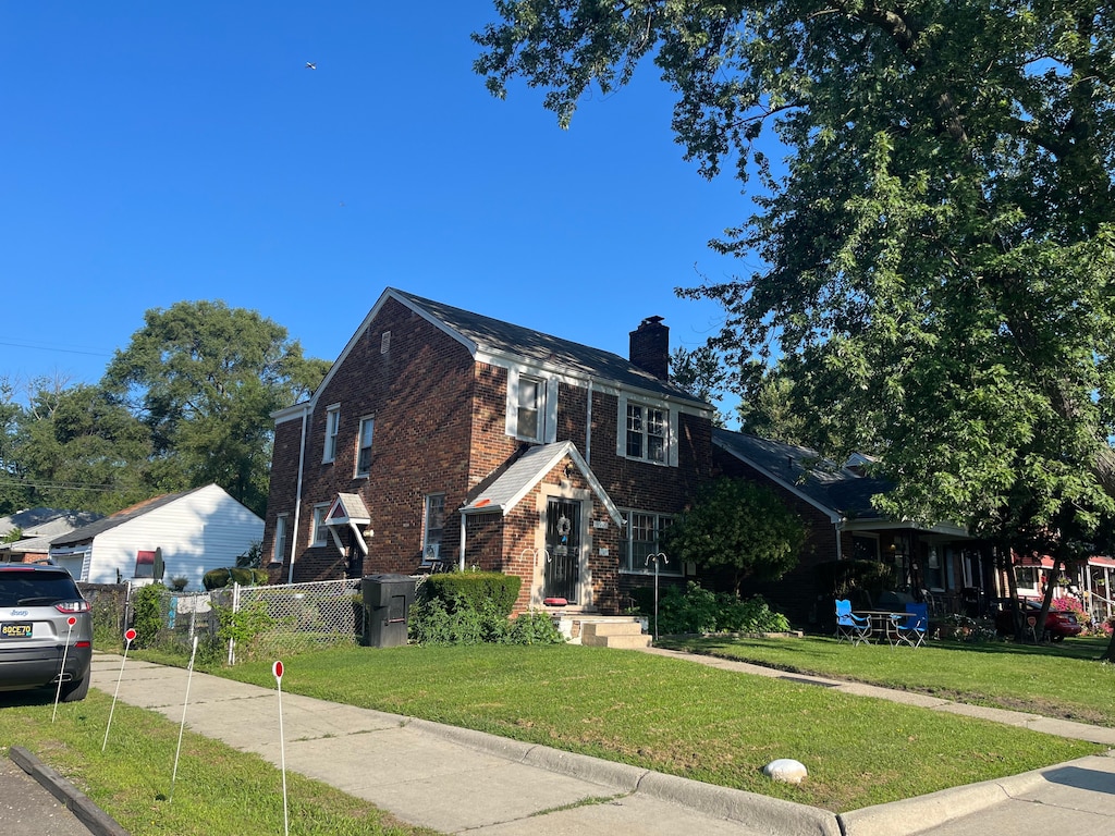 view of front of house with a front lawn