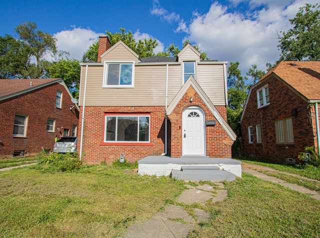 view of front of house featuring a front lawn