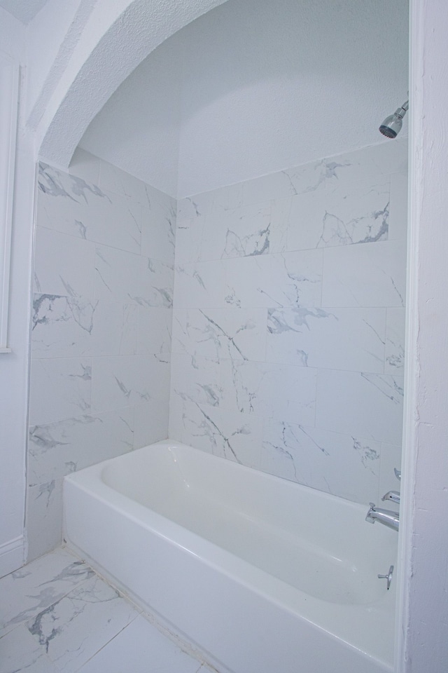 bathroom with tiled shower / bath combo