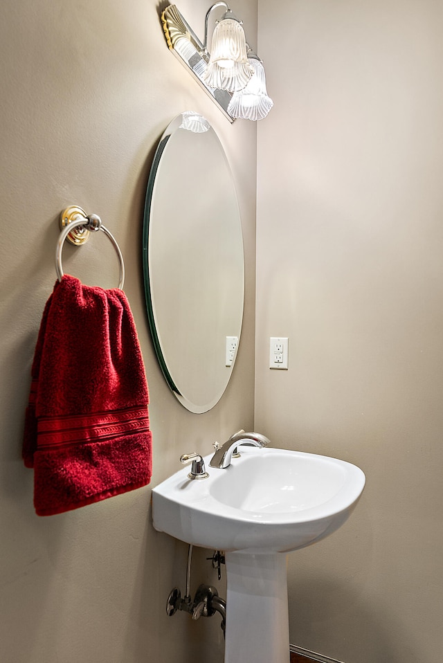 bathroom featuring sink