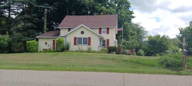 view of front of property featuring a front yard