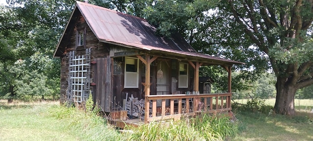 view of front of home featuring an outdoor structure