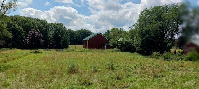 view of yard featuring a rural view