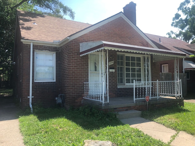 bungalow-style house featuring a front lawn and a porch