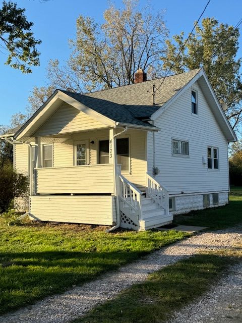 view of front of house with a porch and a front yard