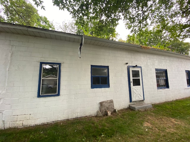 view of front of house with a front lawn