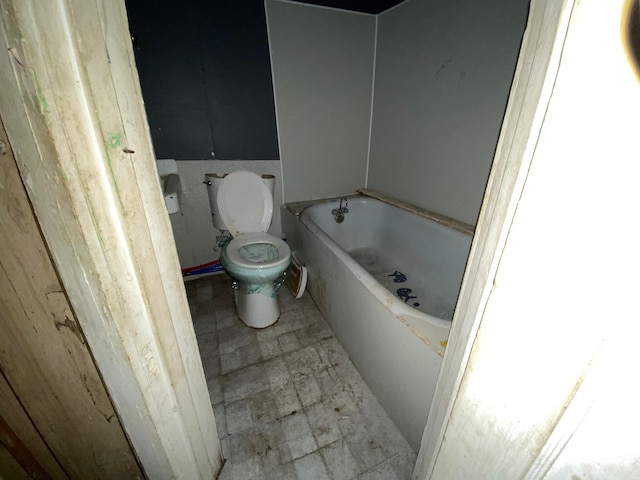 bathroom featuring toilet and a bathtub