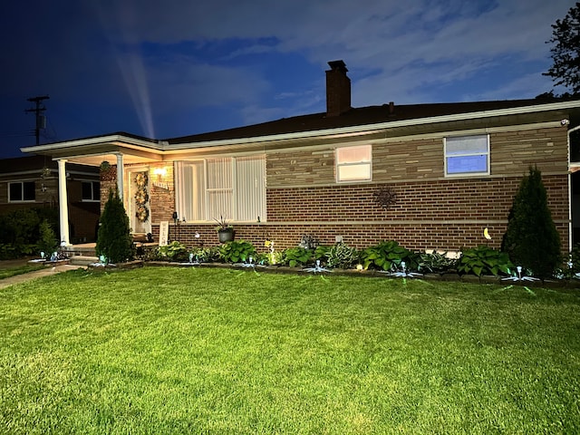 view of front facade featuring a front yard