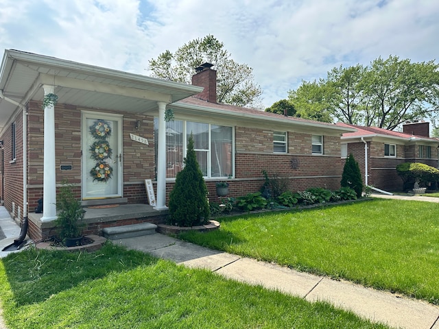 single story home with a front lawn