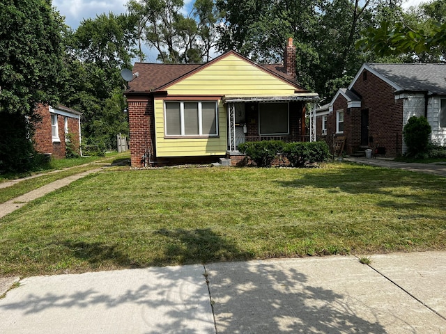 bungalow featuring a front yard