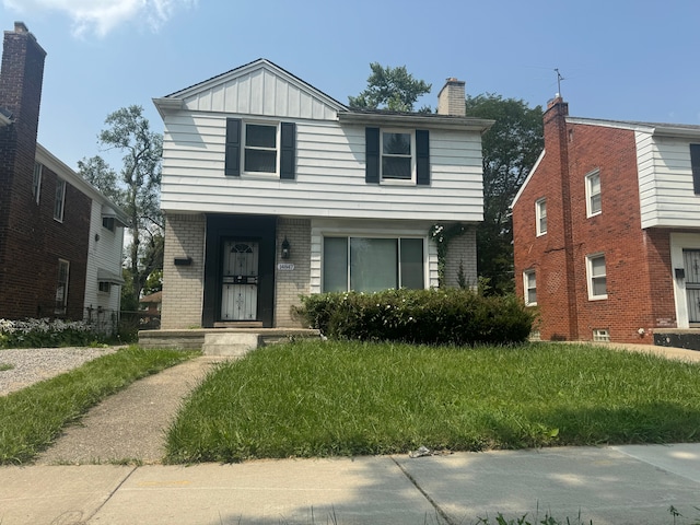 view of front of house with a front lawn