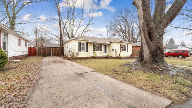 view of front facade featuring a front yard