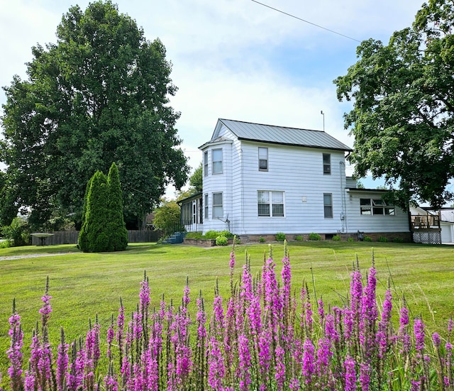 view of side of property featuring a lawn