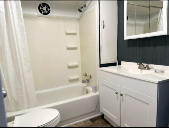 full bathroom with shower / tub combo with curtain, vanity, and toilet