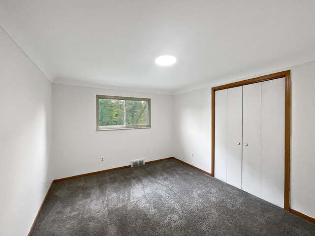 unfurnished bedroom featuring carpet flooring and a closet