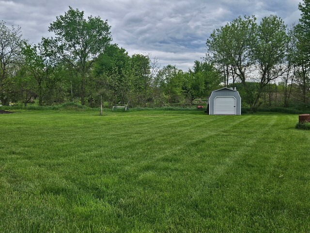 view of yard with an outdoor structure