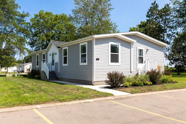 manufactured / mobile home with a front lawn