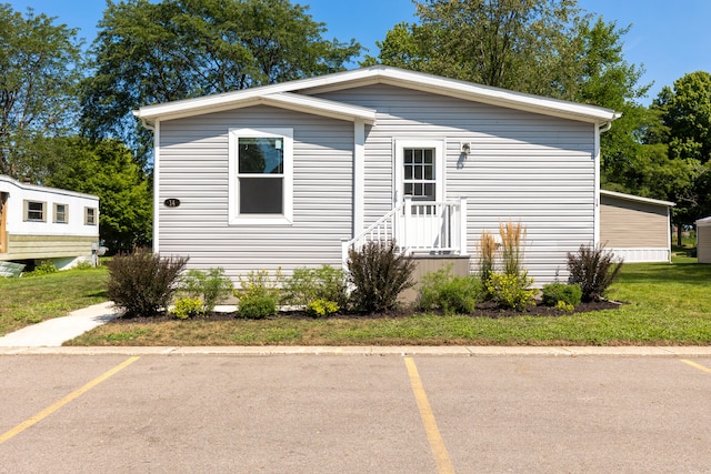 view of front of property with a front lawn