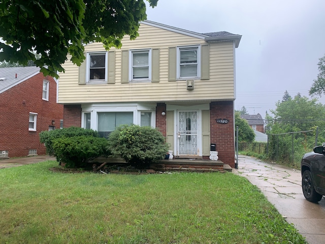 view of front of property featuring a front lawn