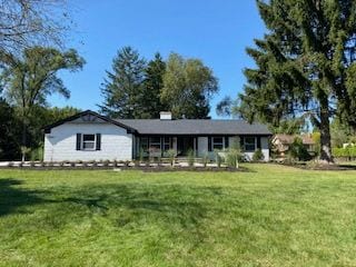 ranch-style home with a front yard