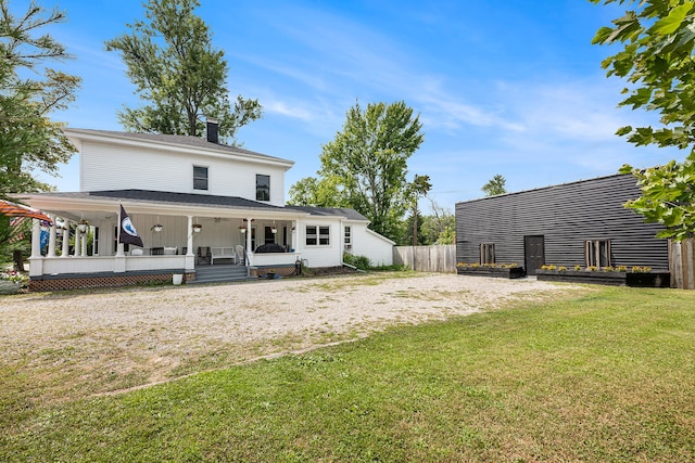 view of front of property featuring a front yard and a porch