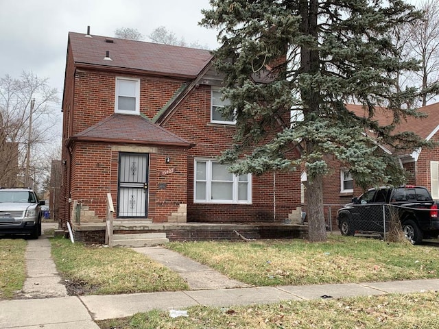 view of front of property with a front yard